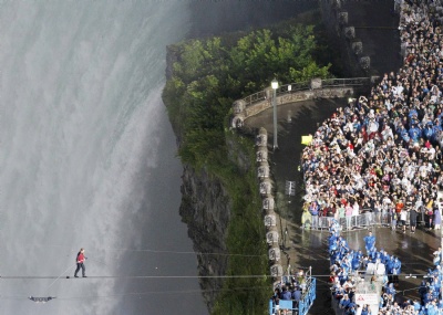 Niagara Şelalesi'ni ip üstünde geçti
