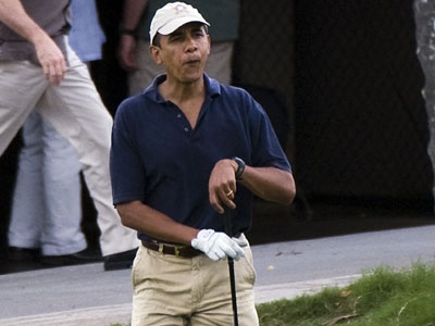 Obama cenaze törenine gitmeyip golf oynamış