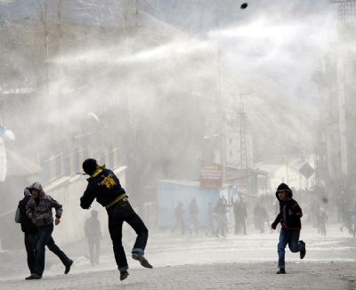 Hakkari'deki olaylarda iki polis yaralandı