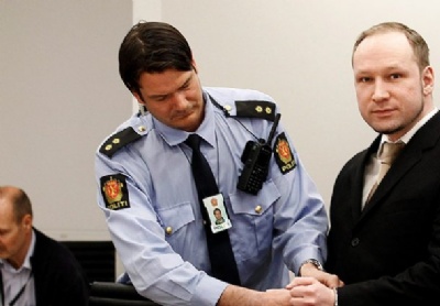 Breivik eylemleri kabul etti, suçlamaları reddetti