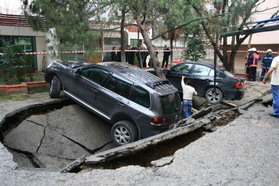 Açık otoparkın zemini çöktü