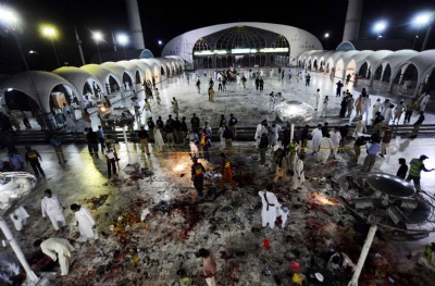 Deadly blasts hit Lahore shrine 