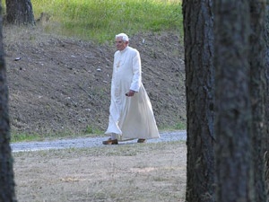 Papa'nın eli mi kırıldı ayağı mı?