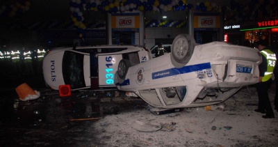 Fenerbahçeli taraftarlar polis arabasını devirdi