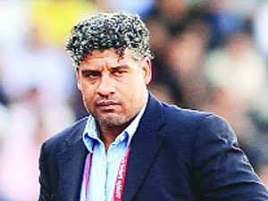 Rijkaard 'el' koydu