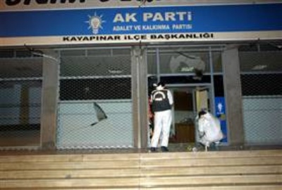 Diyarbakır'da AK Parti'ye molotoflu saldırı