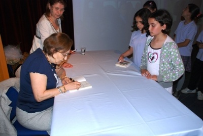 Gülten Dayıoğlu Tunceli'de okurlarıyla buluştu