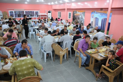 Başkan Genç iftarda yemek dağıttı