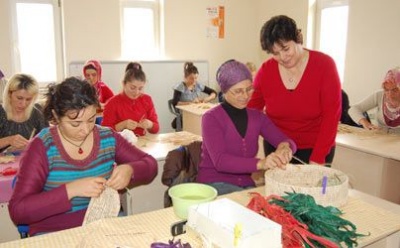 Bafralı kadınlar bitkisel örücülük öğreniyor