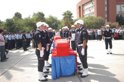 Şehit polisin evine ateş düştü