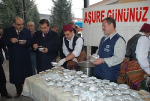 Meram Belediyesi'nden esnafa aşure