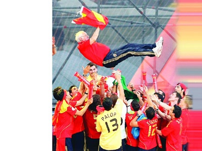 Son şampiyon İspanya grubu domine eder