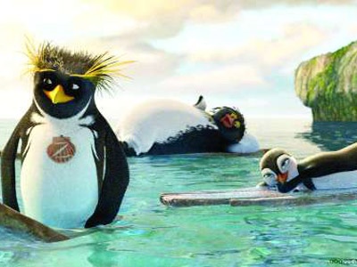Sörf tahtasında ergen bir penguen