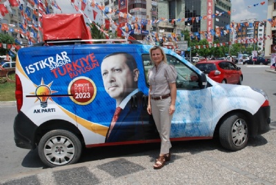 AK Parti'nin bayan şoförü Ayşen Talay, İzmir'i sok