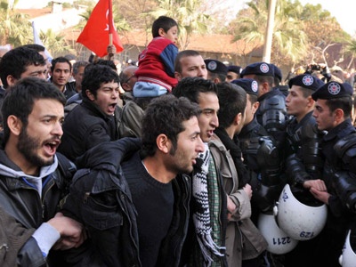 TEKEL işçilerine polis engeli