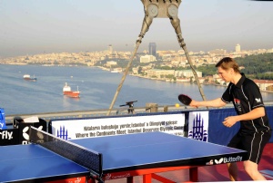 Boğaziçi Köprüsü'nde masa tenisi maçı yapıldı