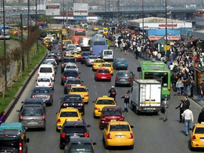 İstanbul'da yağış trafiği etkiledi