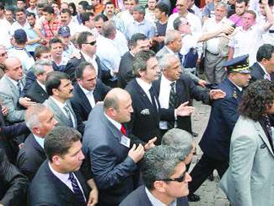 Tüzmen'e çirkin protesto