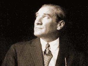 Ulu önder Atatürk'ü   saygıyla anıyoruz