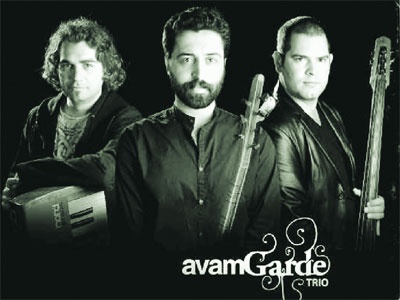 Seslerin uyumunun peşinde: Avam Garde Trio