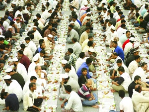En uzun iftar sofrasında yetmişiki millet oruç açt