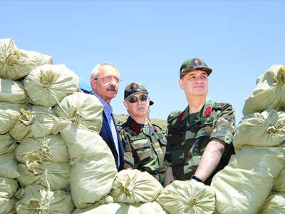 Başbuğ'la seçim pozu