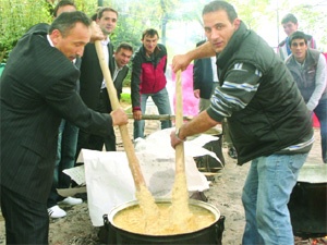 Keşkek kaynadı gençler oynadı