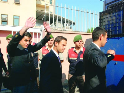 Duruşmaya tek tip kıyafetle geldiler