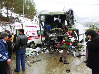 Yakıt tankeri otobüsü biçti