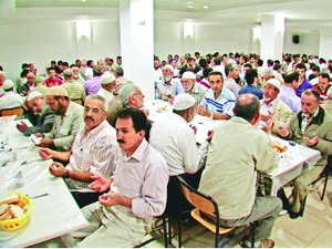 Sami Efendi bin kişiye iftar veriyor