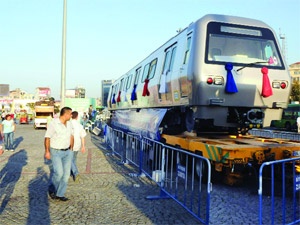 Metroda kullanılacak vagonlar sergileniyor