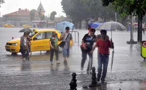 İstanbul'da dolu yağdı