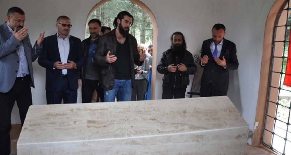 Dirilis Ertugrul Oyunculari Turgut Alp In Kabrinde