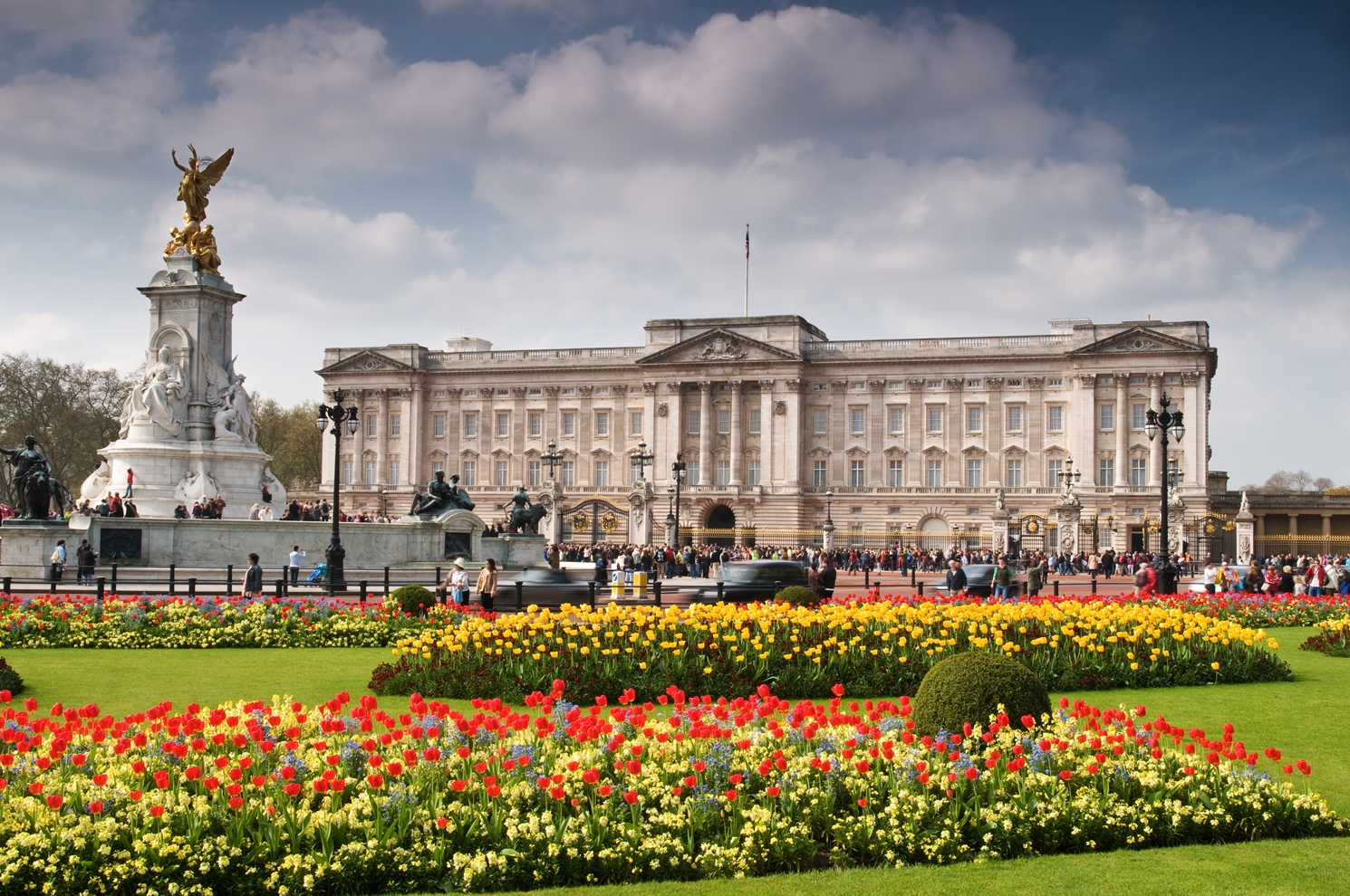 Buckingham Sarayı

                                    
                                    İngiliz Kraliyet Ailesi'nin Londra'da yaşadığı saray, 18. yüzyılın başlarında inşa edildi. Sarayda 775 oda, 19 devlet odası, 52 kraliyet ve misafir yatak odası, 188 personel yatak odası, 92 ofis ile 78 banyo bulunuyor. Sarayın değeri ise 1.550.000.000 dolar.
                                
                                