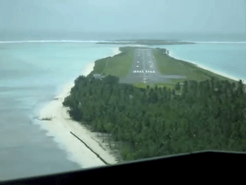 Agatti Havaalanı – Hindistan
Aggatti Havalanı Hindistan'ın Agatti Adasında yer alıyor. Takımadalar üzerine kurulu bu havaalanı okyanus suları ile çevrili. Pilotlar burayı ölüm pisti olarak adlandırıyor. 16 Nisan 1988 tarihinde açılan havaalanı, 210 yılında yenilendi. 

 Uçağın indiği pist denize o kadar yakındaki, indikten sonra direk olarak denize girebilirsiniz. Pilotlar iniş ve kalkış anında en ufak bir hata yaparlarsa, uçağı denize indirmeleri kaçınılmaz bir son. 
