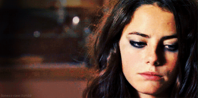 Şeker yediniz, geçmedi mi?
Mutlu olacağım diye avuç avuç şeker yeme alışkanlığınızdan vazgeçin, bu yalana inanmayın artık. Vücudun tatlı isteği üzerine tüketilen şekerli gıdalar, içerdiği maddeler sayesinde hormonlara gerekli mesajı verir ve kısa süreliğine de olsa sizi mutlu eder. Ancak bu mutluluk hissi oldukça kısadır ve zamanla uykuyla ve yorgunlukla sonuçlanır. Hızla kana karışan şeker enerjinizin de azalmasına hızla etki eder. Bir anda depresif ve kaygılı hissedebilirsiniz. 6 farklı ülkede yapılan bir araştırmada şeker alımı arttıkça depresyon riskinin de arttığı belirtilmiştir.