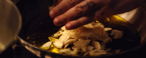 Sulu yemek yapmaya çalışmayın, olmayabilir
Sulu yemek yapması zordur. Çünkü çok fazla farklı malzeme ile yapılır. Yağ, soğan, sebzeler, et ve baharat… Büyük zahmet gerektirir, yok kavrulmalı ama tamamen pişmemeli, üzerine eklenecek olan su ile pişmeli, o su iyi ayarlanmalı, içine atılan sebzeler çiğ kalmamalı…
Bunlar çok zor ve zahmetli işler, bizce siz bu topa hiç girmeyin