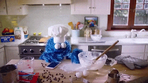 Yemeklerin pişme sürelerini iyi öğrenin
Erkekler rahatına düşkün kişilerdir, öyle bir yemek pişsin diye başında beklemez mutfakta.
İçeride arkadaş ile 10 dakika daha fazla pes oynamak varken, internette gezinmek dururken, kanepeye yayılıp kulanda ile zap yapmak varken kim bekleyecek mutfakta yemeğin başında. En olmadı maçın ilk yarısı bitince bir gider karıştırırsın.
İşte bu yüzden çok yemek yakmışlığımız var, çok pilavın dibini tuturmuşluğumuz vardır.
Ama eğer yapılan emekler boşa gitmesin isterseniz, yaptığınız şeyin pişme süresini iyi öğrenmelisiniz. Ne yemek sizi beklesin ne de siz yemeği. Ama öğrenmezseniz erimiş hamur gibi olmuş makarnalara çok tamah edersiniz.