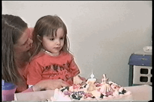 Doğum gününüzde pastada ki mumu sizden önce üfleyenler.

                                    
                                
