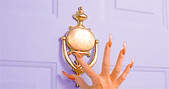 Sınıfa girerken kapıyı çalma, tahtayı ben silicem deyip en öne atılma!