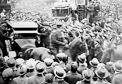 Tuvalete sürü halinde girip çıkma, kantinde sürü halinde oturup kalkma!