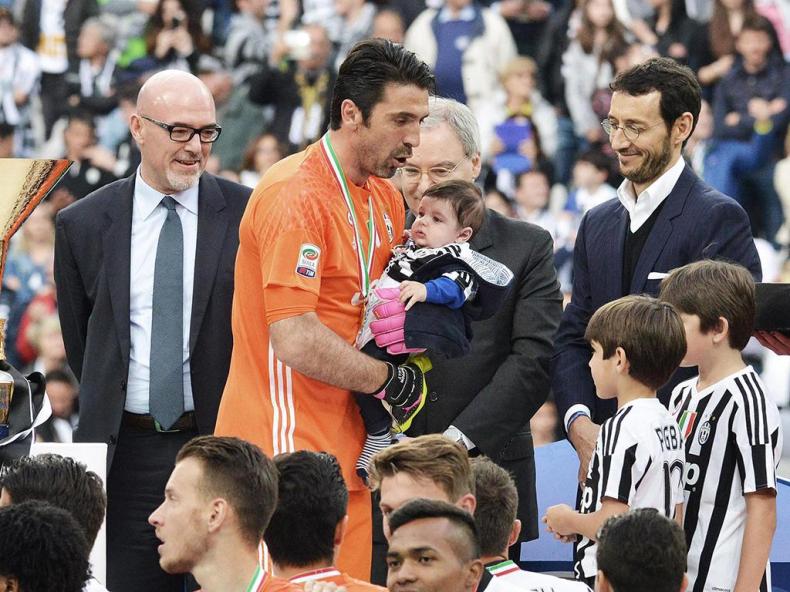 Gianluigi Buffon
Juventus'un deneyimli eldiveni Gianluigi Buffon, üç erkek çocuk babası. Leopoldo, Louis ve David bir an olsu babalarını yalnız bırakmıyor.