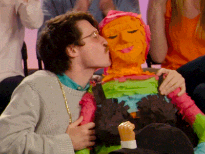 Gerçek bir aşk hikayesi
Dünya Kupası finali için saha kenarından bilet alan adam, yanındaki koltuğun boş olduğunu fark eder. İki koltuk yanındaki koltuğa uzanarak, “Pardon, bu koltukta oturan var mı acaba” diye sorar. “Hayır” cevabını alan adam, “Bu koltuk boş öyle mi? İnanılmaz ya, böylesine tarihi bir final maçına şu koltukta biletin olacak ve gelmeyeceksin” der. Koltuğun boş olduğunu söyleyen adam bu kez sinirlenir ve “Koltuk boş ancak sahibi gelmediği için değil. Sahibi benim. Eşimle birlikte gelecektik ama kendisi öldü ve ben tek geldiğim için boş kaldı. Evlendiğimizden beri birlikte gelemediğimiz ilk dünya kupası finali oldu” cevabını verir. Bu dokunaklı hikaye karşısında duygulanan adam, “Çok üzüldüm, gerçekten korkunç bir olay ancak hiç mi arkadaşınız ya da akrabanız yoktu? Onlardan biriyle gelseydiniz de koltuk boş kalmasaydı” der. Üzüntülü adamcağız kafasını sallayarak cevap verir, "hepsi şu an cenazede, o yüzden gelemediler..."