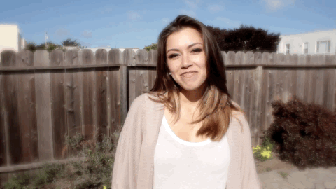 Gerçek dost
İki kampçı, çadırlarını kurmadan önce çevreyi keşfe çıkarlar. Ormanın içerisinde gezerken yaklaşık 100 metre uzakta büyük bir ayı olduğunu fark ederler. Aynı anda ayı da kampçı arkadaşları fark eder ve onlara doğru koşmaya başlar. Kampçılardan biri hemen sırt çantasını çıkarır ve telaşla koşu ayakkabılarını giyer. Bunu gören diğer kampçı şaşırır ve sorar, 'Delirdin mi sen, ne yapıyorsun? Koşu ayakkabıları ayıdan hızlı koşmanı sağlar mı sence?' Ayakkabılarını giyen kampçı cevap verir, 'Ayıdan hızlı koşmama gerek yok, senden hızlı koşsam yeter…'