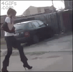 Topuklu ayakkabı giymekte ısrar edip; sancılı sancılı yürüyenler. Yazıktır günahtır!..