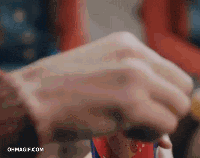 Bonus: Ona küçük sürprizler yapın
Evet beyler, geldik en büyük kozunuza. Her kadın sürprizi sever ve yapıldığı zaman kendisini özel hisseder. %100'de çalışıyor, kesin bilgi, yayalım.