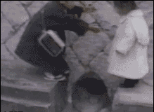 Centilmen olun
Kibarlık ve romantizmin kusursuz ve ince birleşmesinden centilmenlik doğar. Basit bir kapı açmak ve kaldırımın dış tarafında yürümek sandığınızdan daha ince mesajlar taşır.