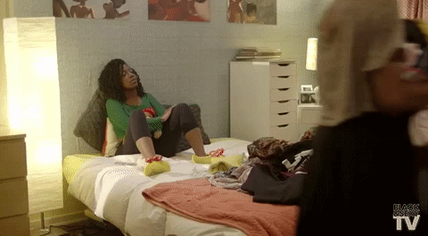 Gönül ilişkileri

                                    Sanılır ki; minnoş bir ilişkinin ya da arkadaşlığın temeli küçük bir kız çocuğu gibi görülmekten geçer. O zaman bütün Kıvançlar, Buraklar arkadaşınız olur. Bu yanlış bilgiyi de burada bitirelim. Zira tam tersi bir durumla; küçük göründüğünüz için hiçbir akranınız ya da yakın yaşlı kişiler sizi tam anlamıyla tanımadan bir şeyler hissetmez. Durumunuz için: Bkz. Ekteki görsel
                                