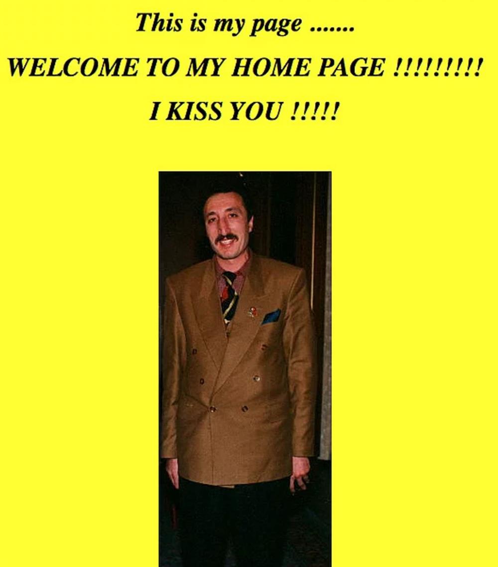 1999 yılında ikissyou.org isimli bir web sitesi açan Mahir Çağrı, adını internet tarihine altın harflerle yazdıracağından habersizdi.