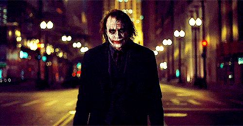 The Joker - “Batman The Dark Knight” 
Kötülüğün stil sahibi ikonu Joker, Heath Ledger'ın canlandırmasıyla zalımların kurtlar sofrasında baş köşeye kuruldu. Zaafları olsa da kötülüğün deneysel yanlarını bize gösteren Kara Şövalye' nin Joker' ini saygıyla anıyoruz.